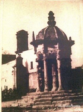 02 - Nardò - Tempietto Osanna con Porta San Paolo e con sopra il toro 1890.jpg